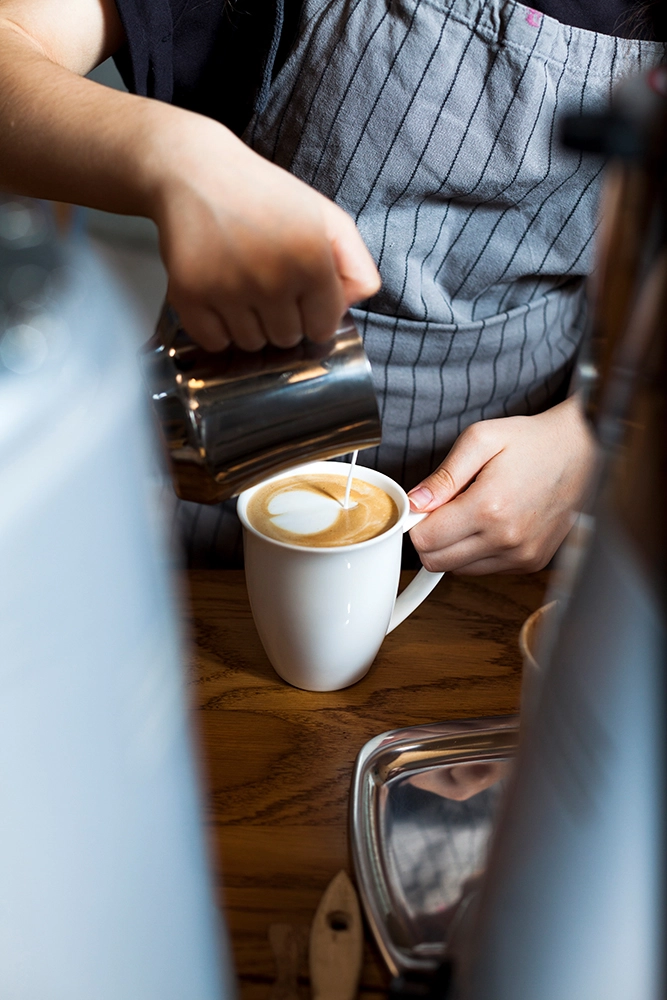 Barista mit Kaffee
